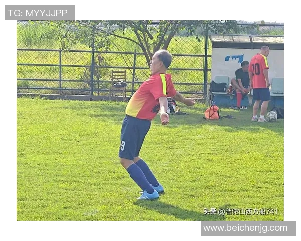 球星潮流穿搭解析结合足球场内外时尚与运动风格